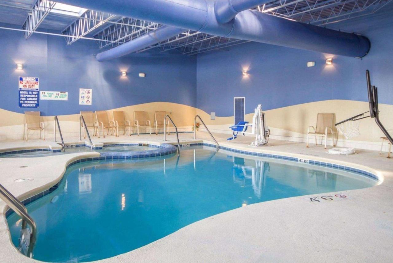 Wingate By Wyndham Sheboygan Hotel Exterior photo